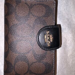 Medium Corner Zip Wallet
In Signature Canvas